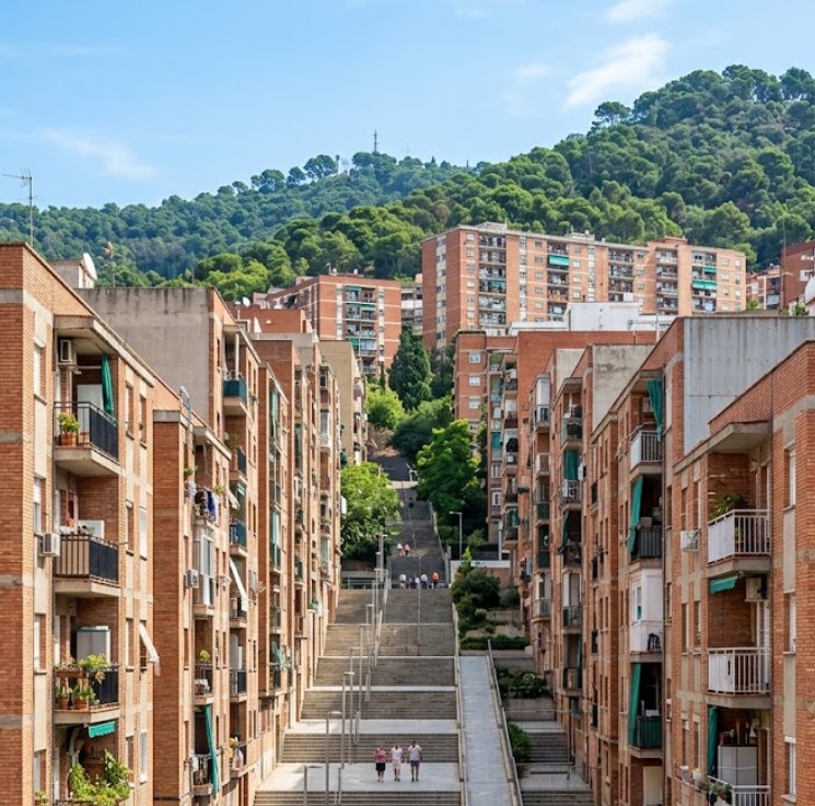 Vistas de las calles empinadas, bloques de pisos y naturaleza en Ciutat Meridiana, Barcelona
